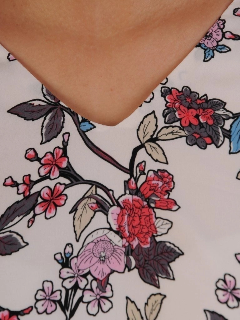 Biała sukienka trapezowa w kwiaty z dekoltem serek – urocze falbanki przy rękawach dodające lekkości 25077