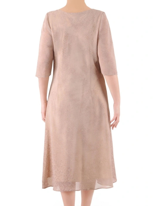 Prosta sukienka maxi w kolorze cappuccino – lekki fason z ozdobnym kwiatem na lato 39582