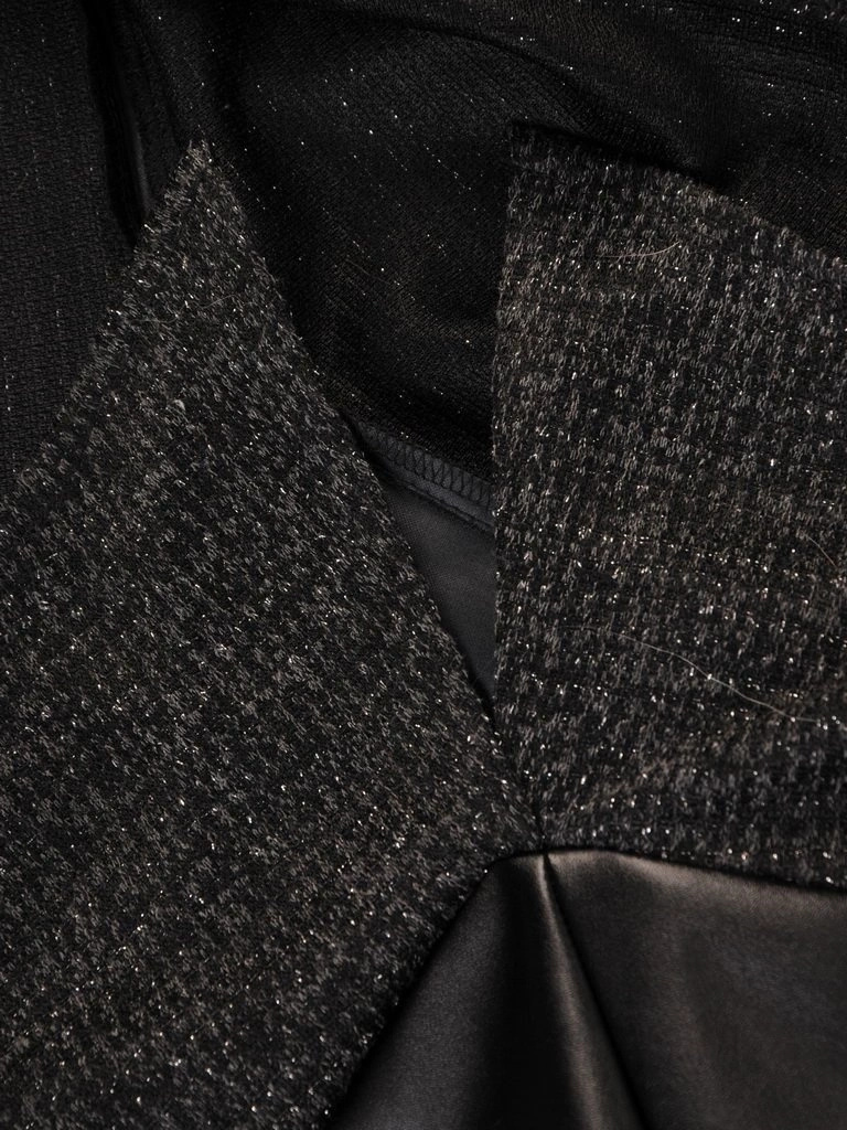 Elegancka sukienka trapezowa czarna – przedłużane boki optycznie modelują sylwetkę 27973