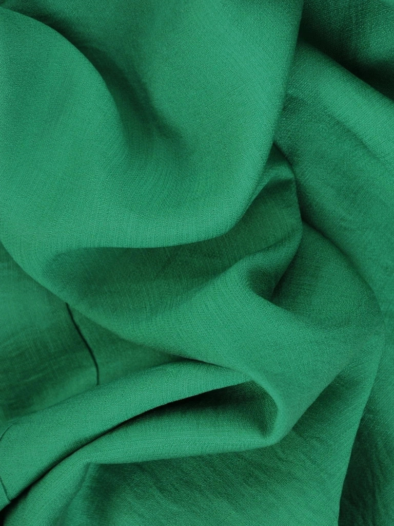 Elegancka sukienka trapezowa midi w odcieniu zieleni – tuszujący biodra fason do pracy i na co dzień 33730