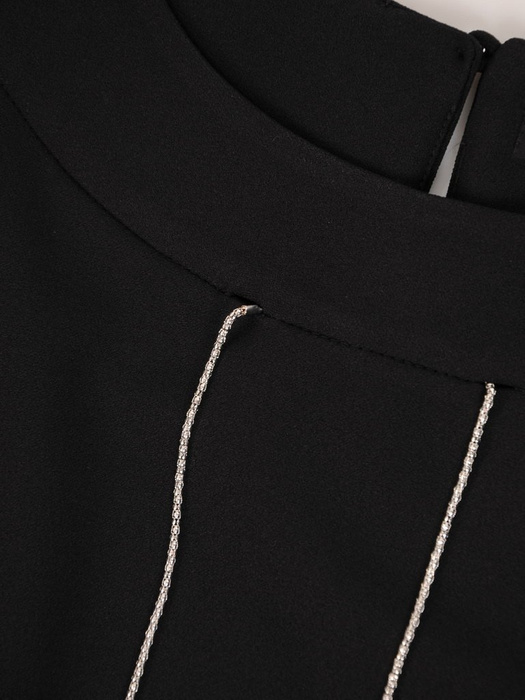 Ołówkowa sukienka z naszyjnikiem, kreacja w czarnym kolorze 23528