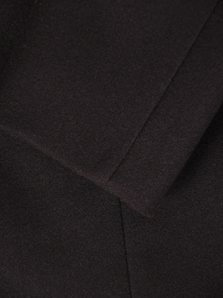 Elegancki płaszcz damski na jesień i zimę czarny – klasyczny krój optycznie wysmuklający sylwetkę 41510