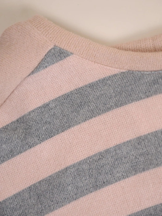 Elegancki sweter damski w paski beżowo-szary – prosty fason ze wstawkami wyszczuplającymi 34824