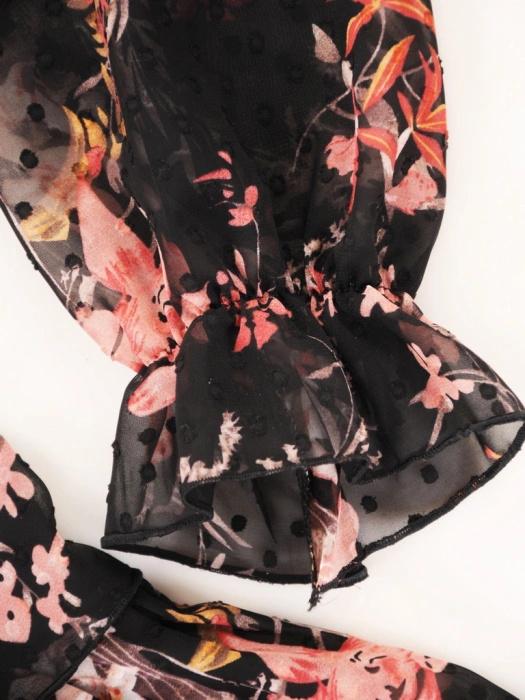 Czarna sukienka plus size w kwiaty – wyszczuplający fason midi z falbanami i rękawem 3/4 29049