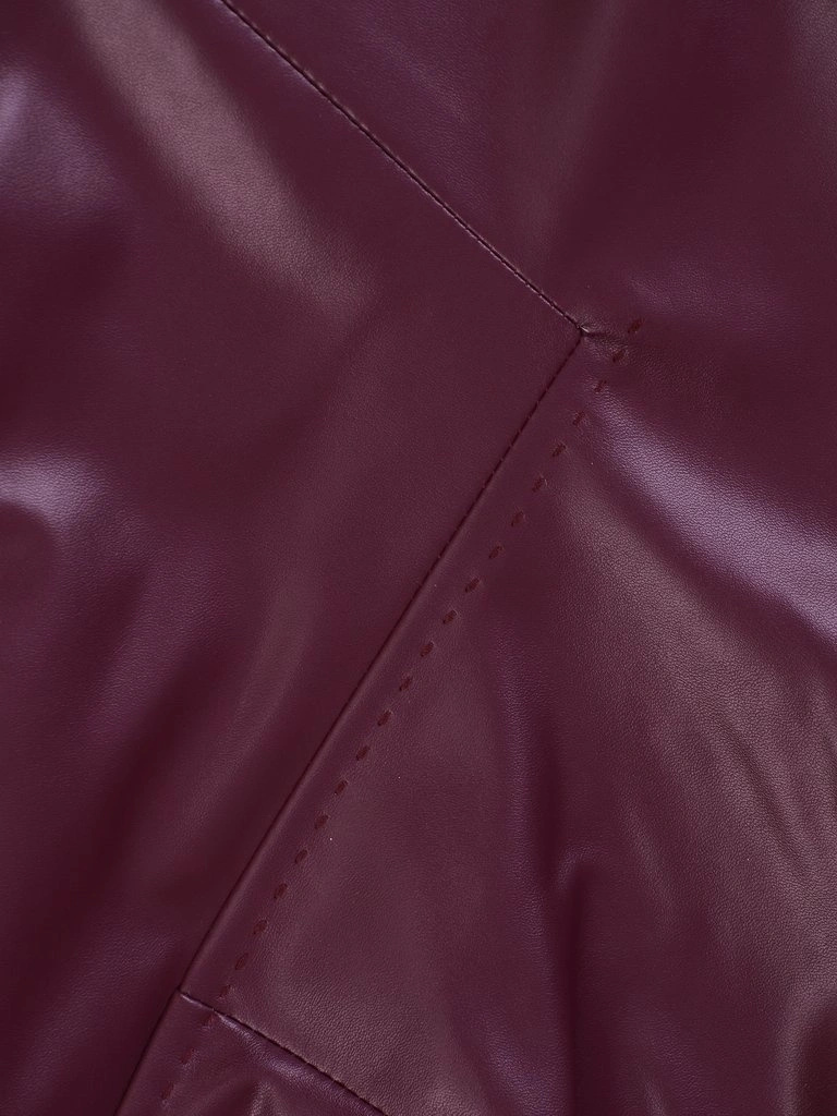 Elegancka sukienka koktajlowa bordowa – prosty fason z ozdobnym wycięciem 14580