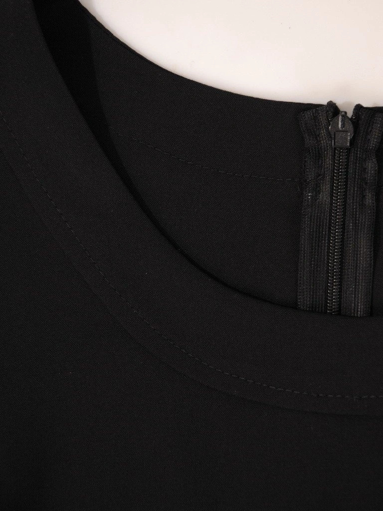 Czarna sukienka prosta midi z baskinką – elegancka kreacja wyjściowa z rozcięciem 19140