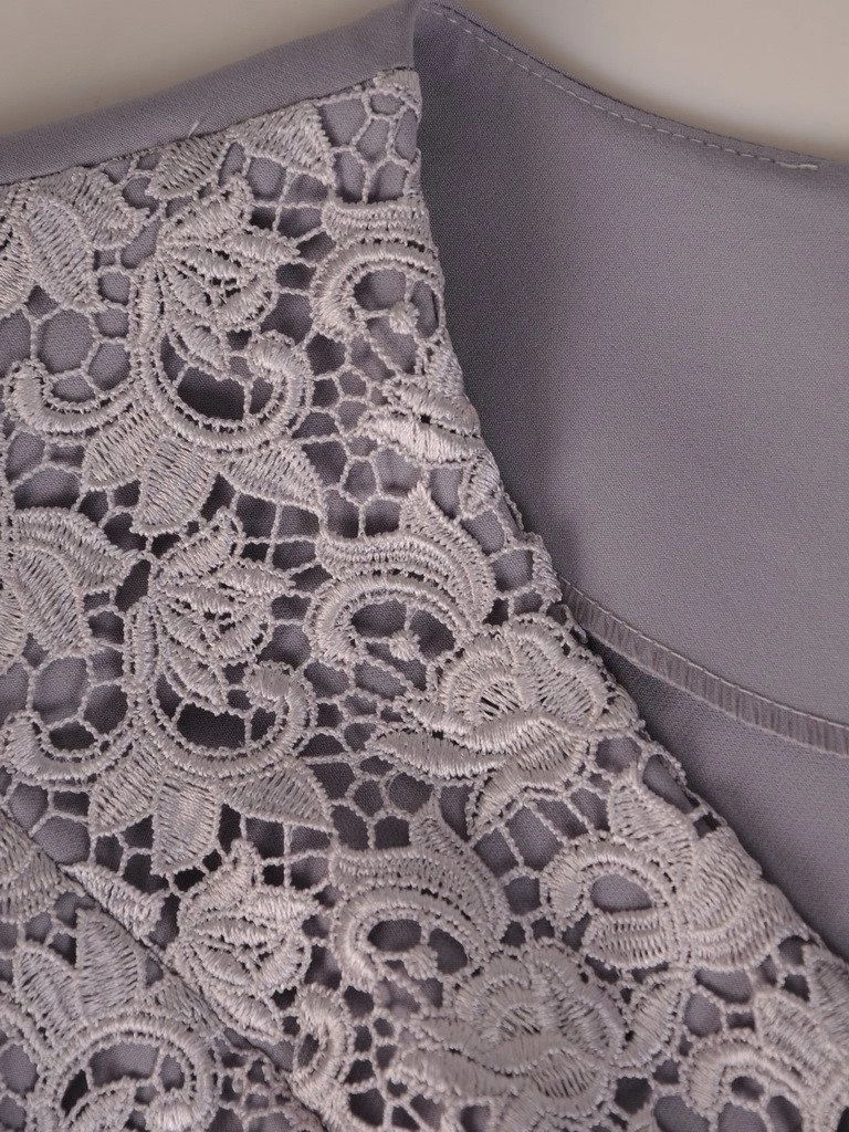 Szara sukienka ołówkowa z baskinką – wizytowy model z dekoltem V pięknie wysmuklający talię 19956