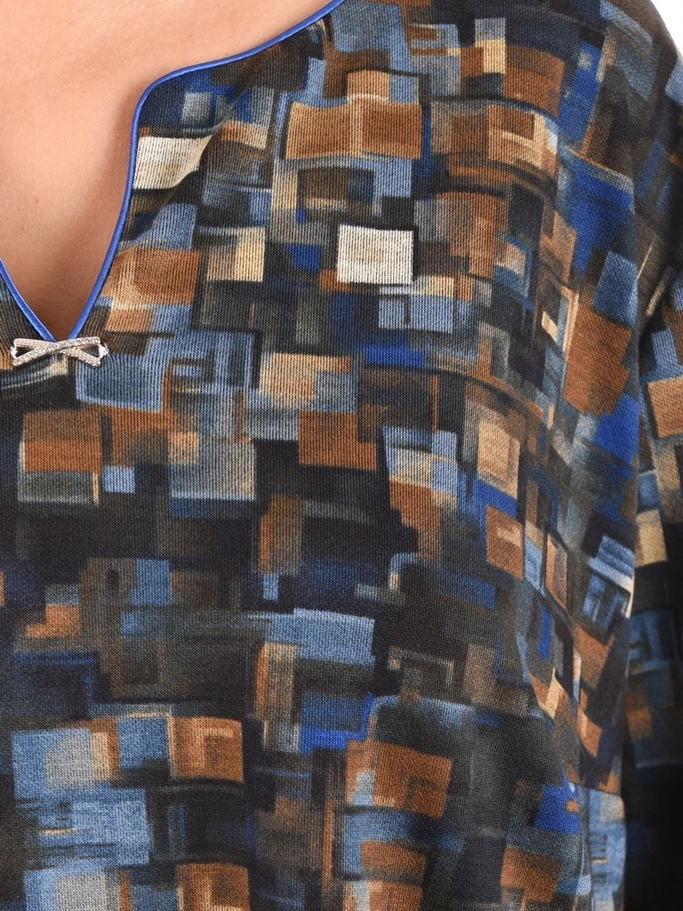 Elegancka bluzka w geometryczne wzory z dekoltem V i broszką – swobodny fason maskujący niedoskonałości 40283
