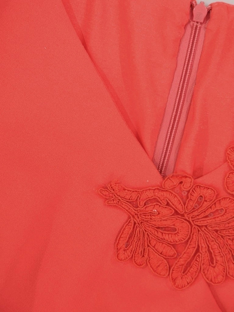 Koralowa sukienka midi z dekoltem w serek – prosty fason z ozdobnym przeszyciem wysmuklającym 28335