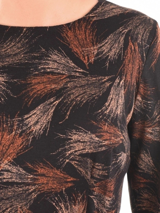 Rozkloszowana sukienka jesienna maxi z rękawem 3/4 – stylowy print i pasek podkreślający talię 40295