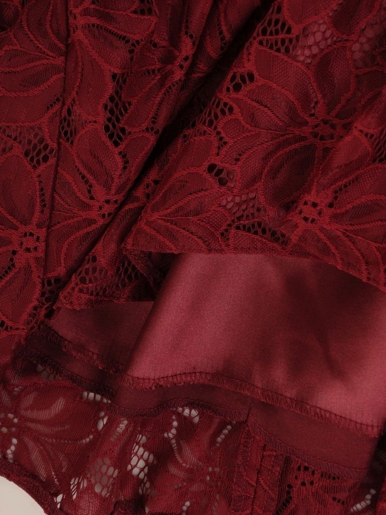 Elegancka wiśniowa sukienka trapezowa do kolan – swobodny fason z dekoltem w serek i ozdobnym rękawem 27895