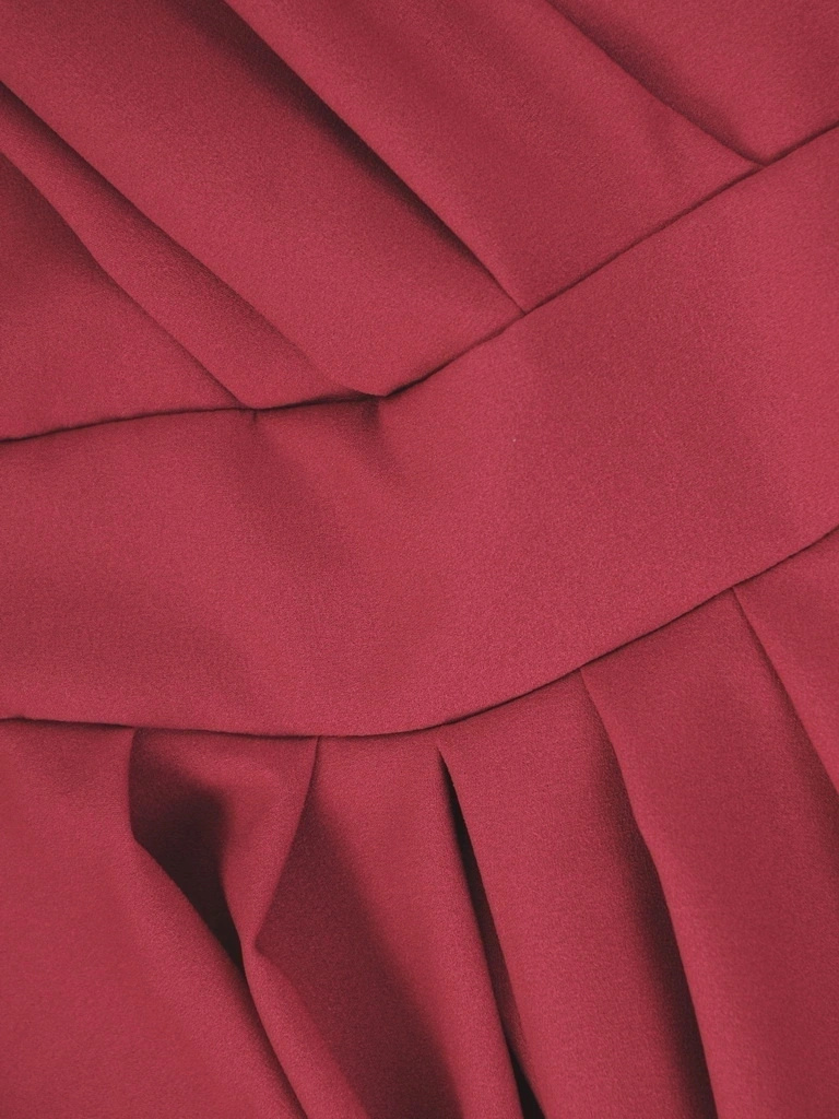 Elegancka malinowa sukienka maxi na wesele – rozkloszowany dół z plisowaniem i dekoltem w V 31160