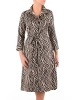 Czarna sukienka trapezowa midi we wzory – elegancki koszulowy fason z paskiem modelującym sylwetkę 40471