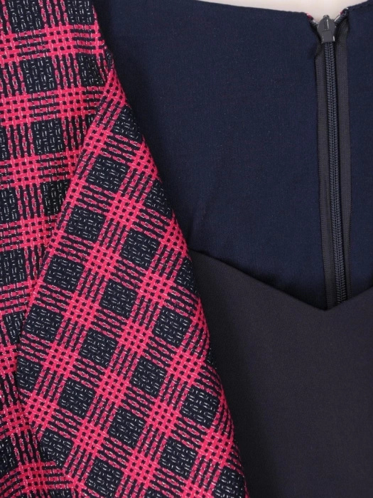 Granatowa sukienka prosta w fuksjową kratę z ozdobnymi guzikami – elegancki fason z imitacją żakietu 30822