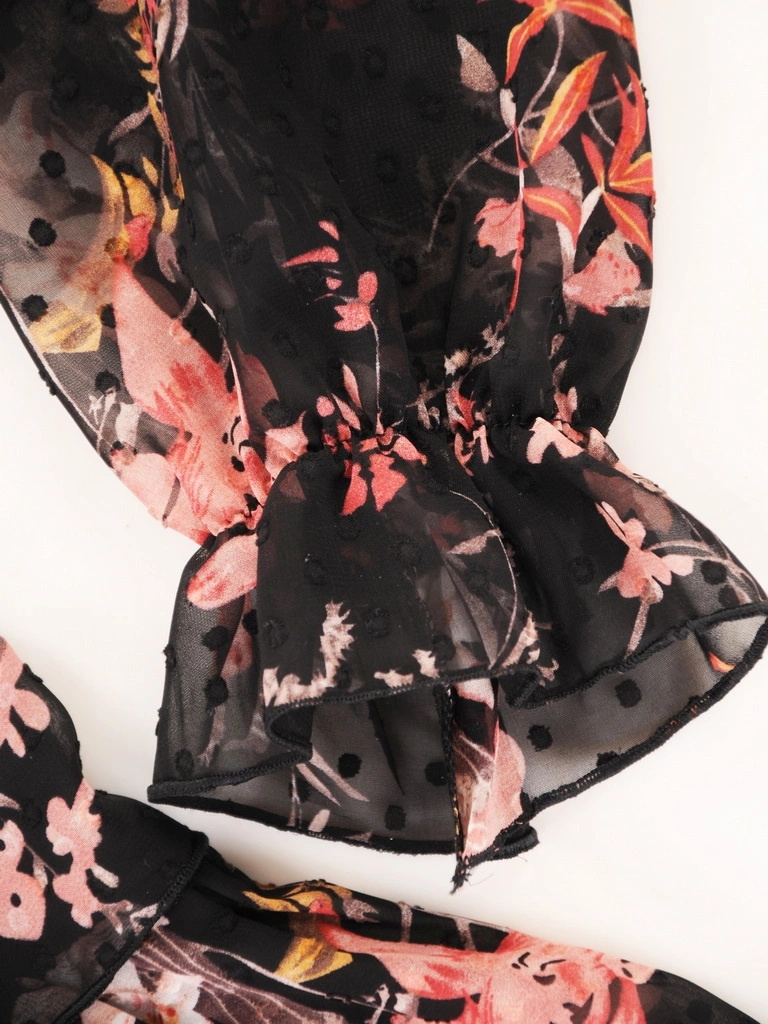 Czarna sukienka plus size w kwiaty – wyszczuplający fason midi z falbanami i rękawem 3/4 29049