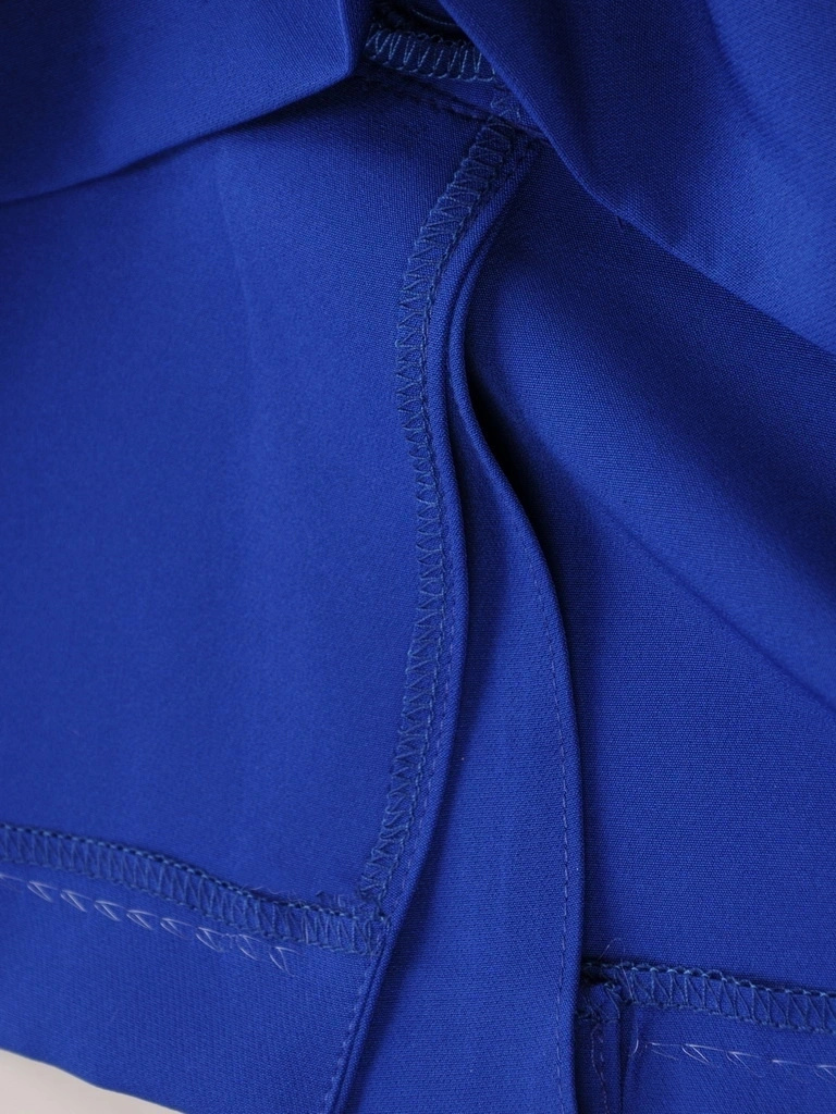 Wzorzysta sukienka midi z dekoltem w serek – prosty fason z ozdobnym wiązaniem podkreślającym talię 35502