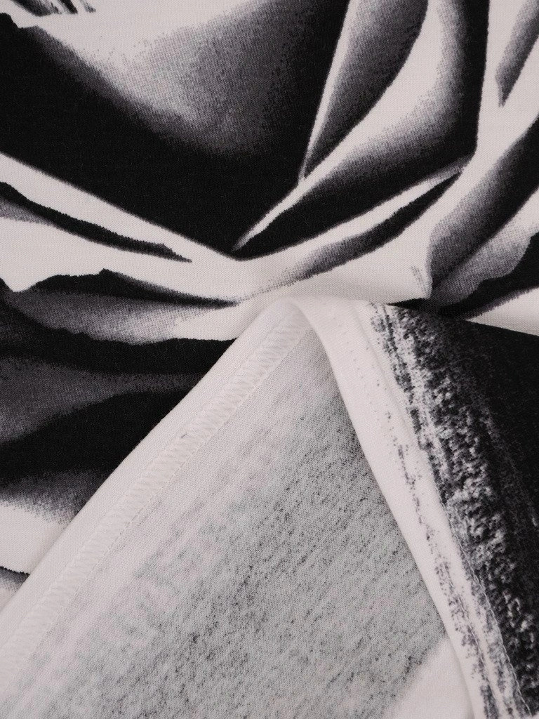 Wizytowa bluzka damska w kwiaty czarno-ecru, prosty fason – wygodny krój tuszujący sylwetkę 10425