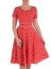 Czerwona sukienka rozkloszowana w grochy – kobiecy fason midi modelujący talię 19539