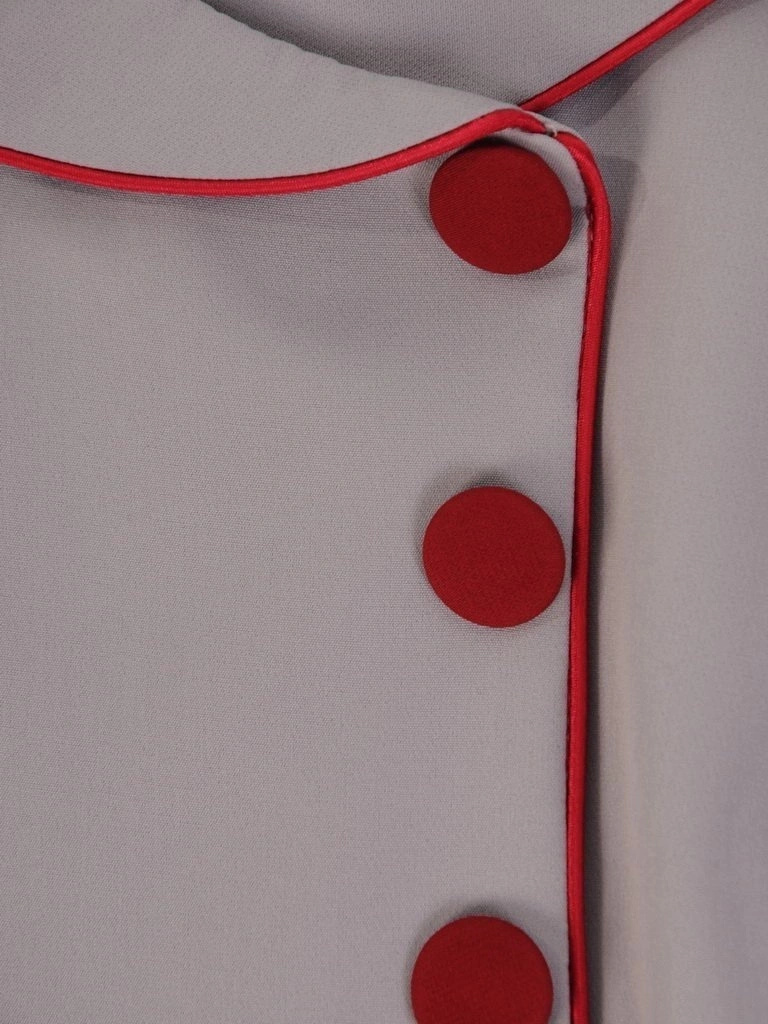 Gołębia sukienka rozkloszowana z ozdobnymi guzikami – stylowy fason z paskiem wysmuklający sylwetkę 26035