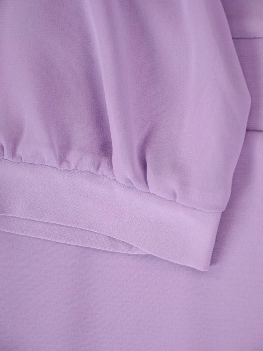 Liliowa sukienka na wesele midi o prostym kroju – elegancki fason z rękawem 3/4 i cyrkoniami 38257