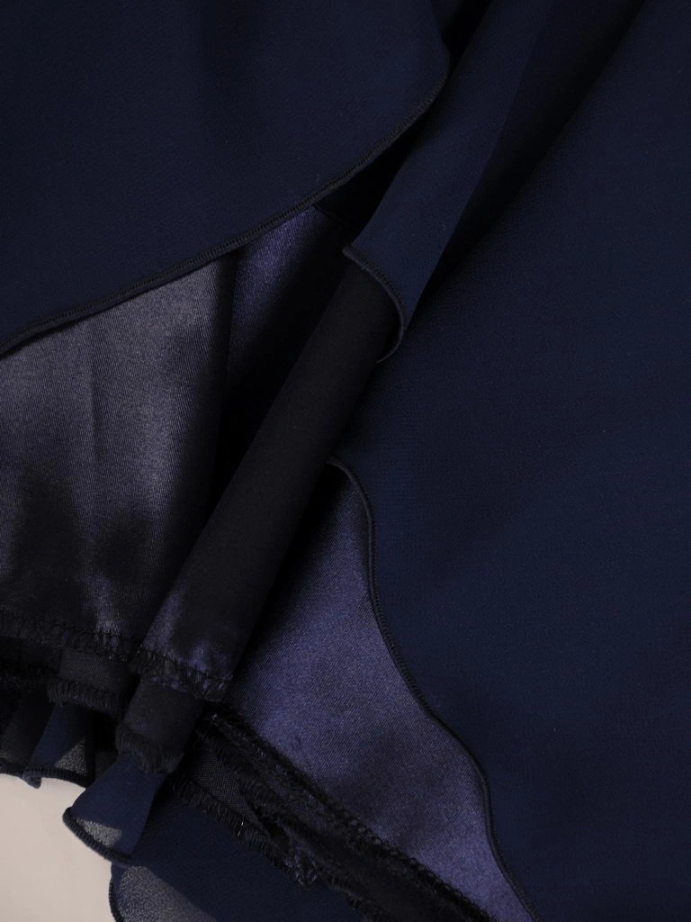 Elegancka sukienka trapezowa midi w kolorze granatowym – dwuwarstwowy fason z ozdobną falbaną 26887