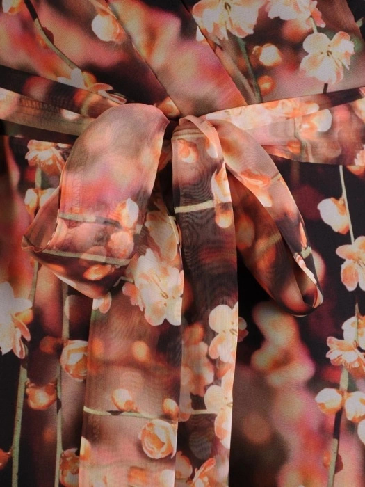 Kwiatowa sukienka rozkloszowana na wesele – kopertowy dekolt wysmuklający sylwetkę z wiązaniem w pasie 26891
