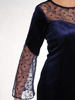 Aksamitna sukienka z szerokimi, koronkowymi rękawami 18953