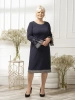 Elegancka granatowa sukienka biurowa w pepitkę – prosty fason z ozdobnymi rękawami i dekoltem łódka 31422