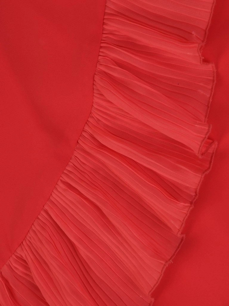 Elegancka koralowa sukienka rozkloszowana na wesele midi – zwiewny krój z dekoltem w serek podkreślający talię 26382