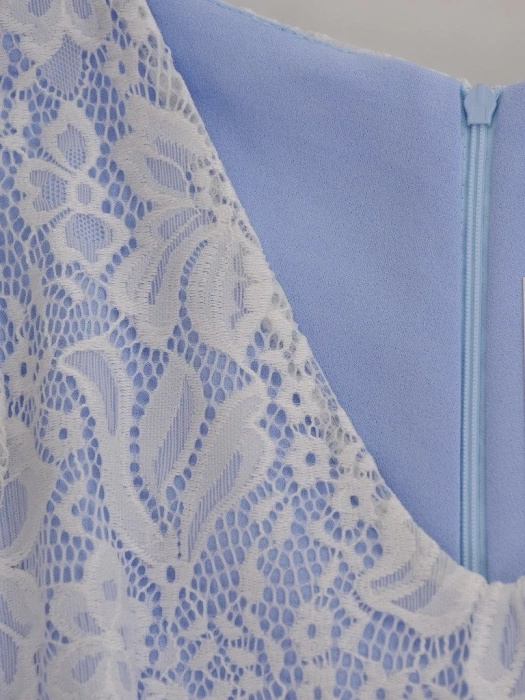 Rozkloszowana błękitna sukienka na wesele z dłuższym tyłem – asymetryczny fason optycznie wysmuklający sylwetkę 17160