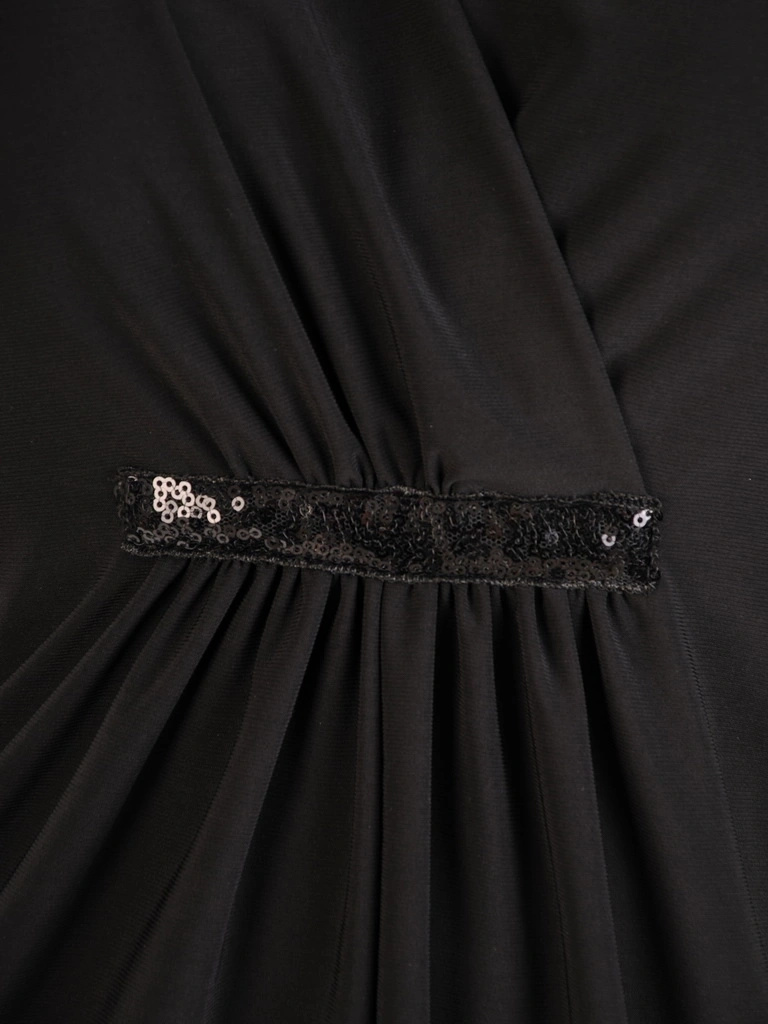 Elegancka czarna sukienka koktajlowa trapezowa – tuszujący krój z kopertowym dekoltem 32281