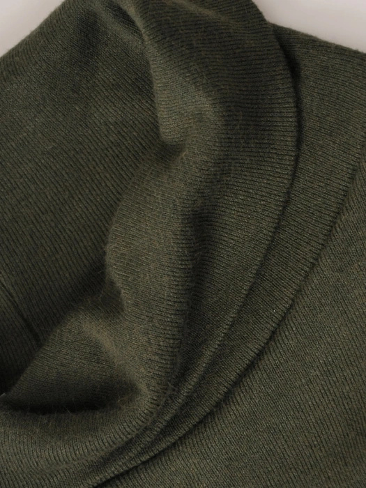 Elegancki sweter damski z golfem w kolorze ciemnej zieleni – prosty fason z praktycznymi kieszeniami 39098