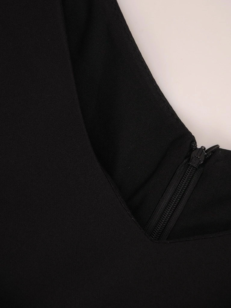 Elegancki komplet damski o prostym kroju – tuszujący fason midi z narzutką i broszką 17631