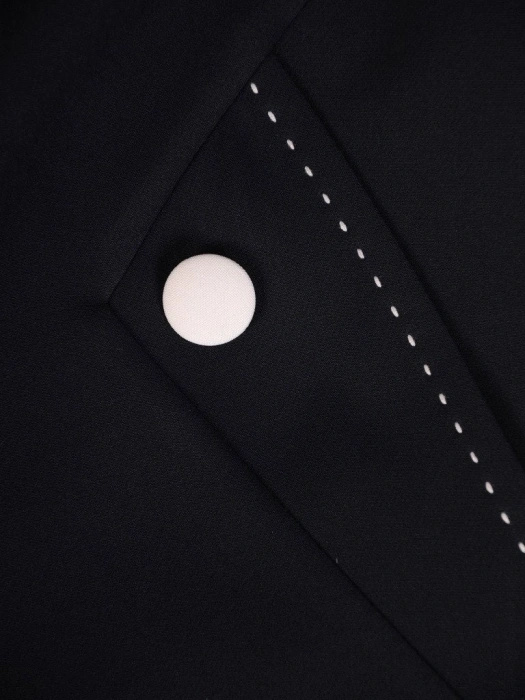 Elegancka granatowa sukienka wizytowa o prostym kroju – tuszujący fason z rękawem 3/4 i przeszyciami 21795