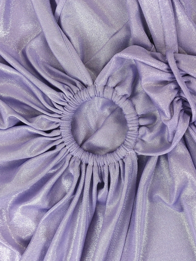 Elegancka suknia wieczorowa maxi w kolorze liliowym – prosty, kopertowy fason z ozdobną klamrą 39862
