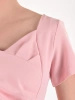 Różowa sukienka rozkloszowana z paskiem i kontrafałdą – elegancki krój pięknie modelujący sylwetkę 20012
