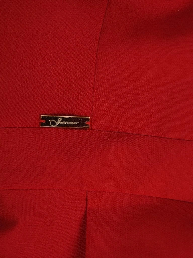 Czerwona kreacja wieczorowa z dekoltem serek – asymetryczny rozkloszowany fason z kieszeniami 21531