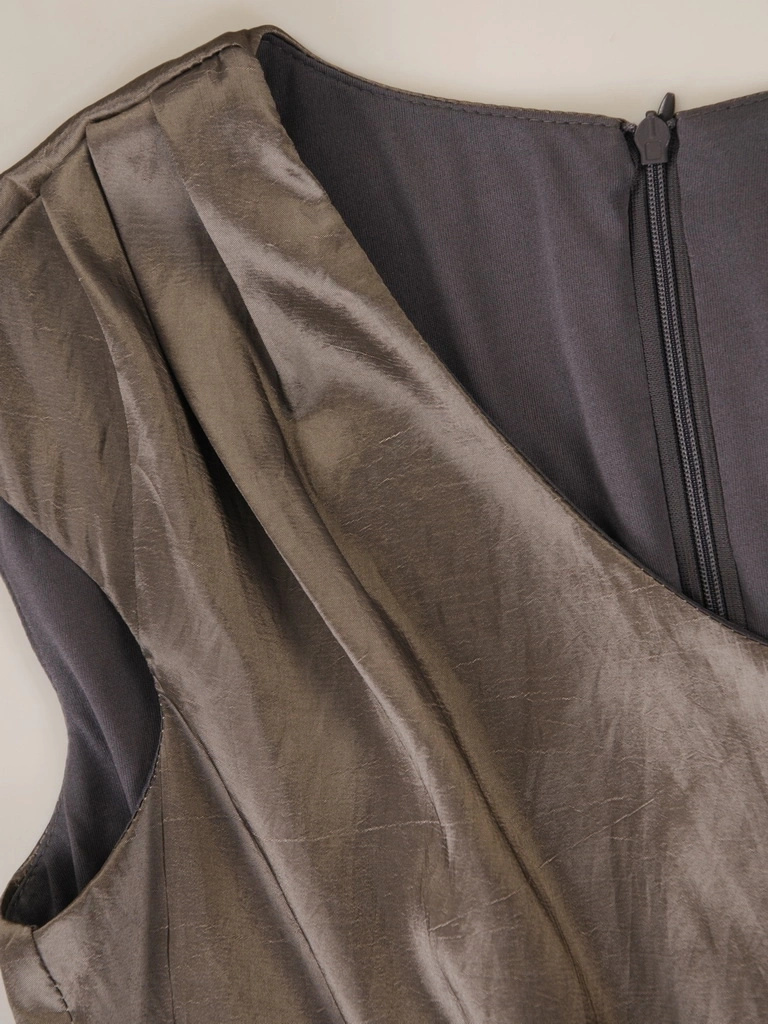 Elegancka oliwkowa sukienka midi bez rękawów – rozkloszowany dół z plisami i dekoltem serek 36294