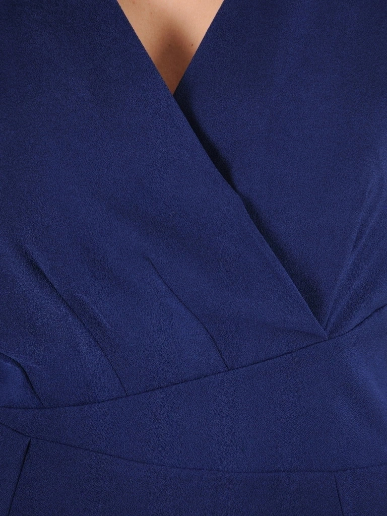 Elegancka granatowa sukienka midi o prostym fasonie – kopertowy dekolt i wysmuklające przeszycia 37308