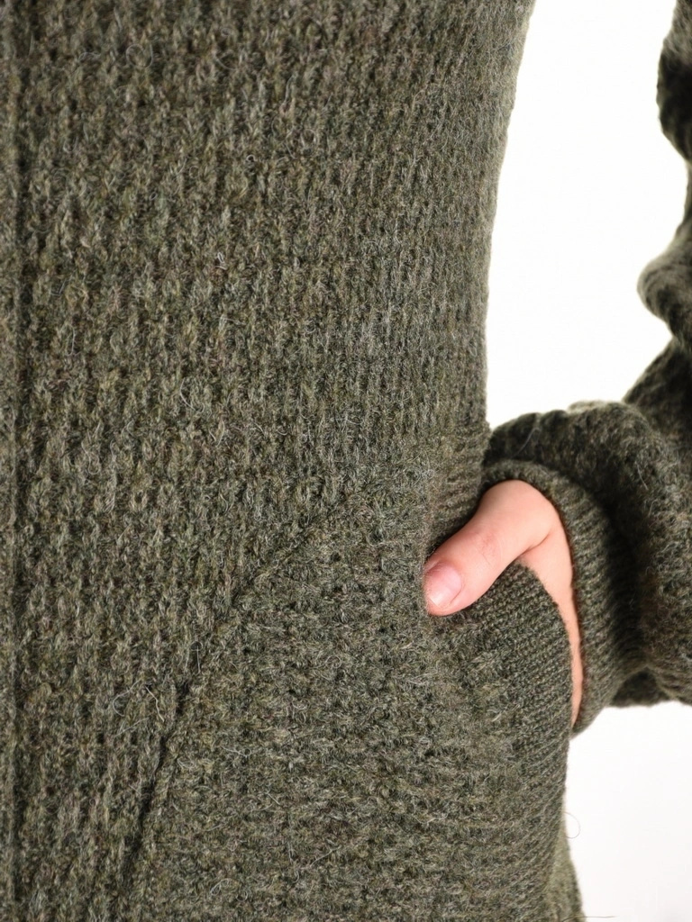 Elegancki sweter damski na suwak w butelkowej zieleni – prosty krój z kapturem i bufiastym rękawem 42175