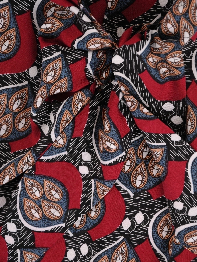 Elegancka bordowa sukienka do pracy o prostym kroju – fason midi z paskiem wysmuklającym sylwetkę 38661