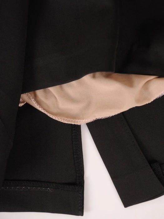 Czarno-beżowa sukienka ołówkowa midi z rękawem 3/4 – wyszczuplające lamówki, elegancka baskinka i broszka 36588