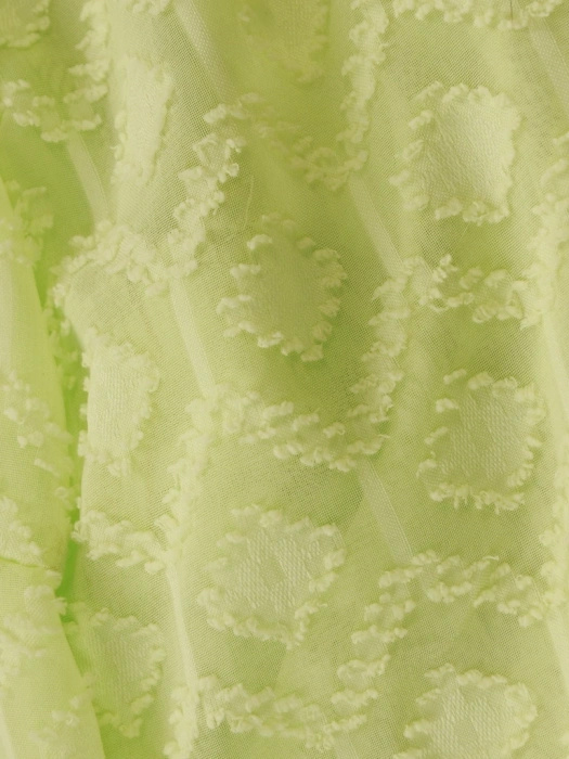 Elegancki kostium damski na wesele w kolorze limonki – kobiecy fason z żakietem i broszką 35742
