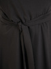 Długa czarna sukienka z szyfonu, kreacja z ozdobnym rozcięciem 31152