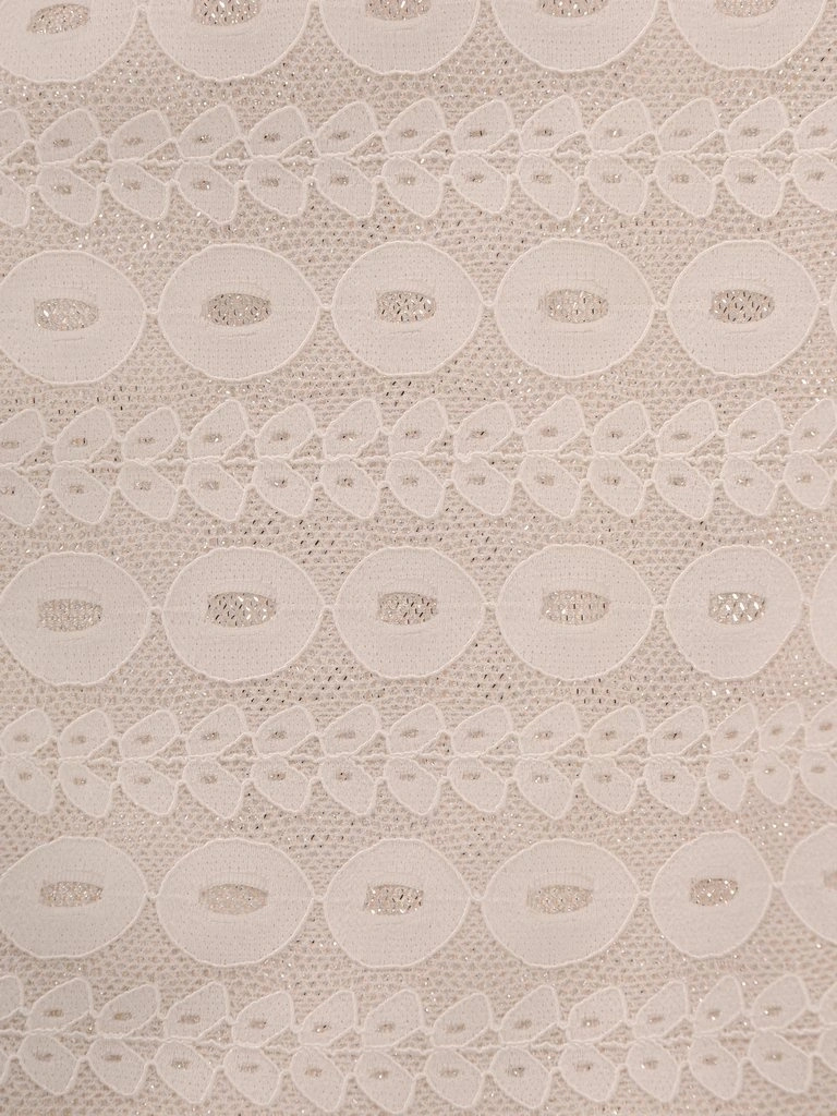 Elegancka sukienka wizytowa ecru ze srebrną koronką – prosty fason z wyszczuplającymi zaszewkami 14949