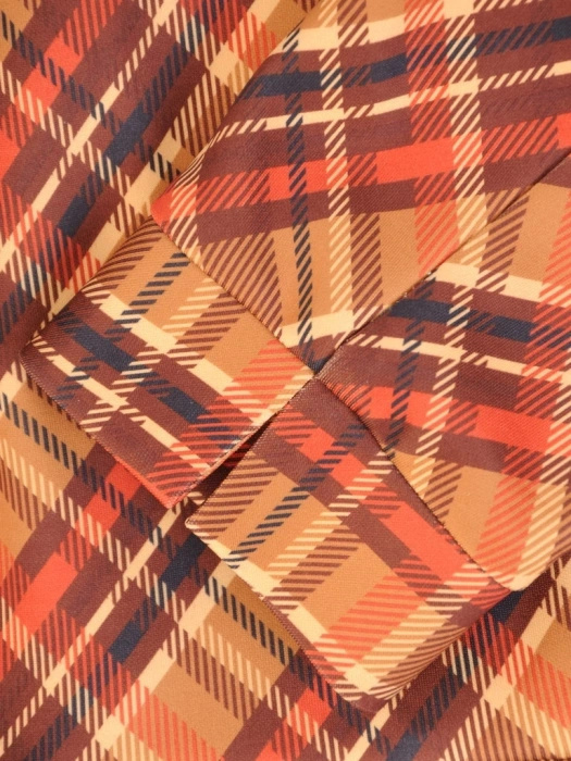 Beżowo-brązowa sukienka w kratkę o prostym kroju – akcentująca talię baskinka i elegancki dekolt 34680