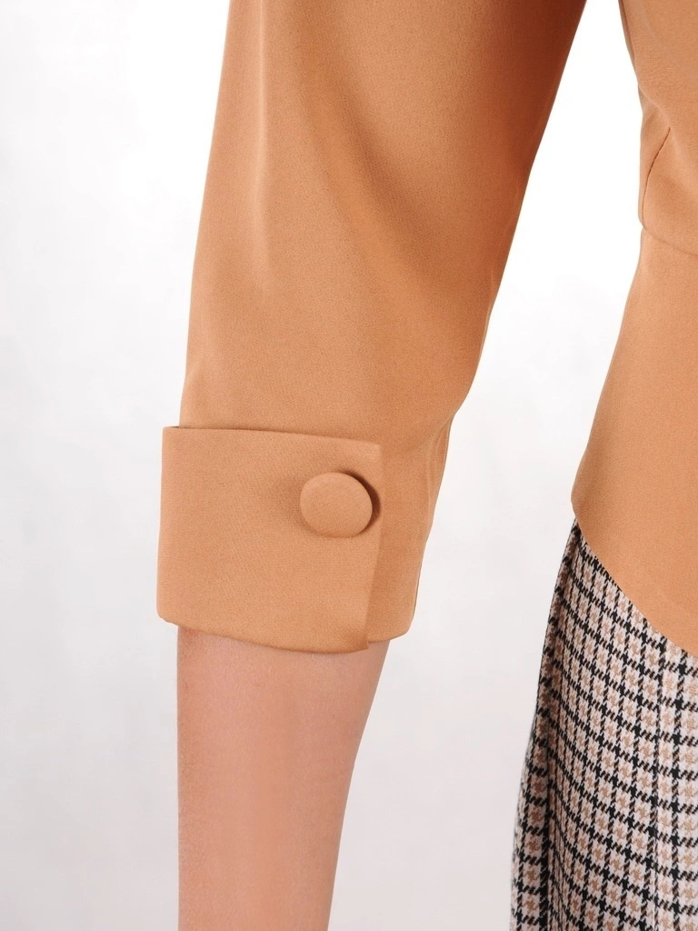 Elegancka beżowa sukienka midi w pepitkę – rozkloszowany fason z baskinką modelujący talię 36782
