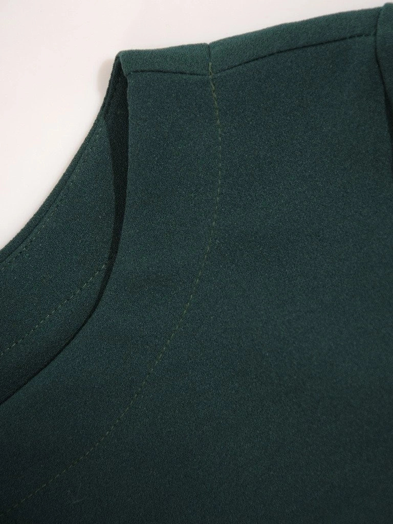 Zielona sukienka jesienna o prostym kroju – elegancki model z dekoltem łódka i wiązaniem 7834