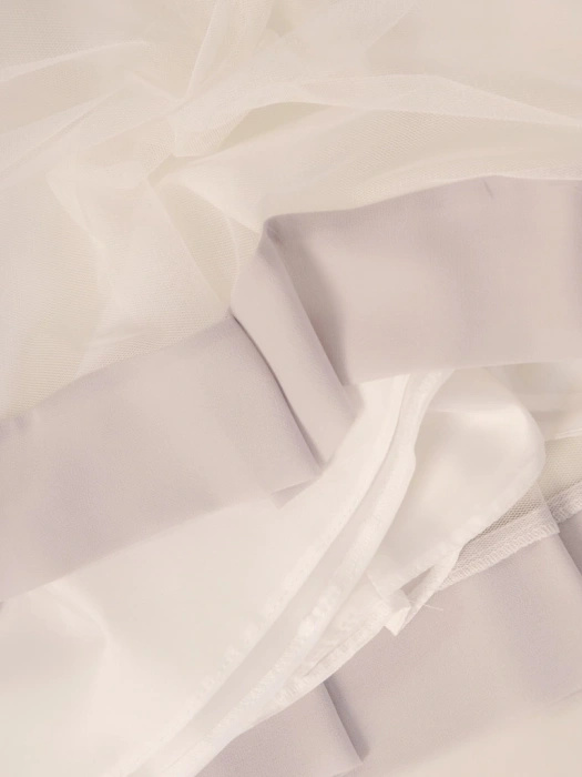 Elegancka biała sukienka rozkloszowana midi – fason z kokardą pięknie modelujący sylwetkę 33069