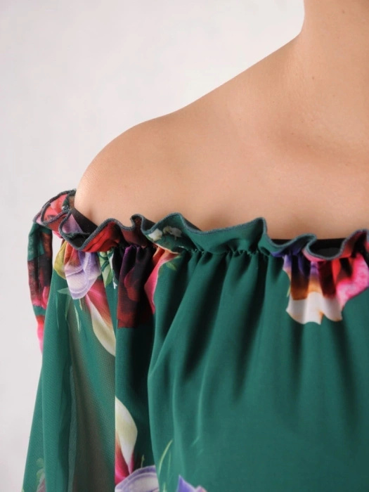 Elegancka sukienka midi w kwiaty z falbaną – prosty krój z paskiem modelującym sylwetkę 36399